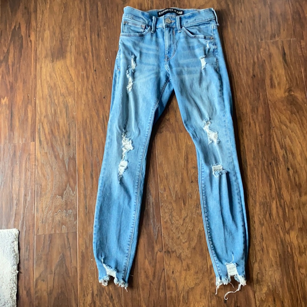 Size 00 Express Light wash ripped skinny jeans.